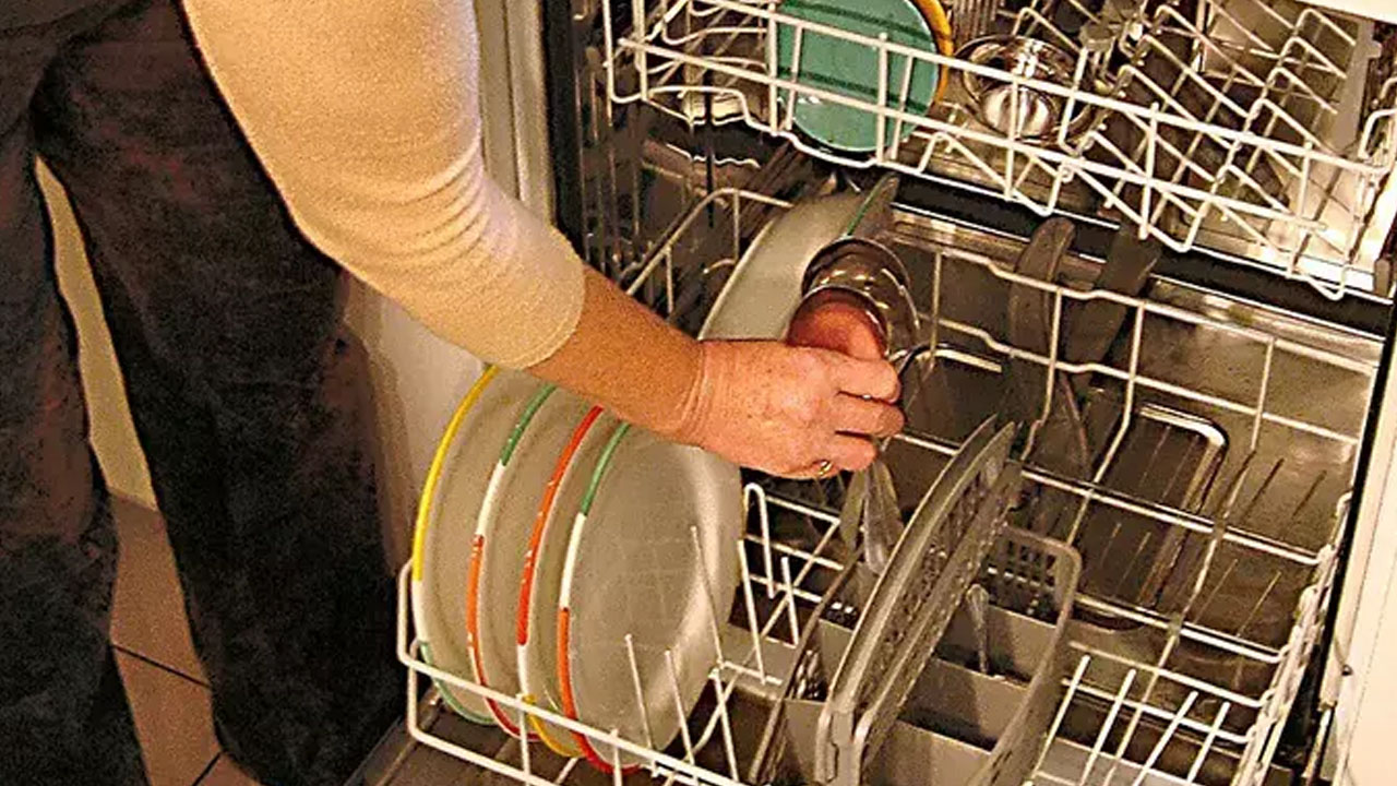 Foto - Bu hatayı hepimiz yapıyoruz! Buram buram kokan bulaşık makinesine en etkili çözüm! 