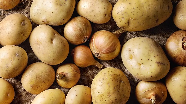 Bu hatayı herkes yapıyor! Patates ve soğan birlikte saklandığında bakın ne oluyormuş!