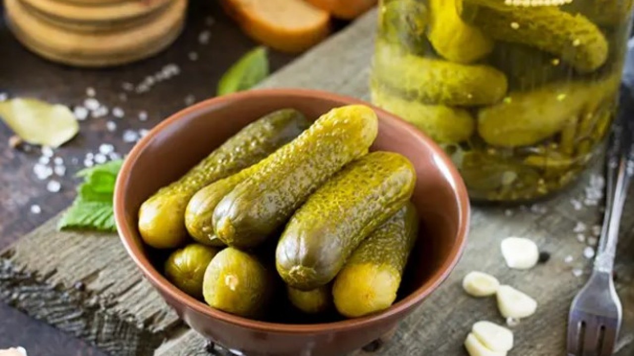 Bu hatayı sakın yapmayın! Tüm kış taze turşu yemenin sırrı açıklandı