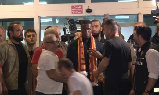 Foto - Bu işin sonu nereye gidecek? Aykırı sözler: Sırada o var! Tebessüm ederek işaret etti: