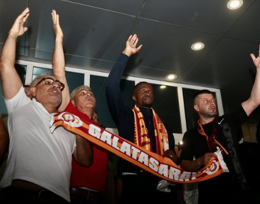 Foto - Bu işin sonu nereye gidecek? Aykırı sözler: Sırada o var! Tebessüm ederek işaret etti: