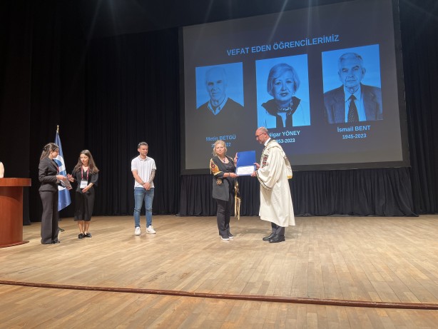 Foto - Bu işte bir terslik var! Çocuklar ebeveynlerinin mezuniyet törenine katıldı