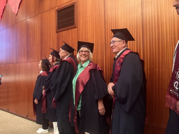 Foto - Bu işte bir terslik var! Çocuklar ebeveynlerinin mezuniyet törenine katıldı