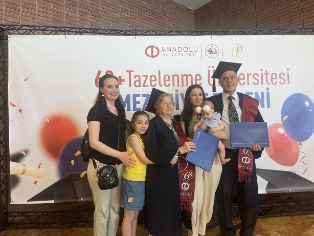 Foto - Bu işte bir terslik var! Çocuklar ebeveynlerinin mezuniyet törenine katıldı