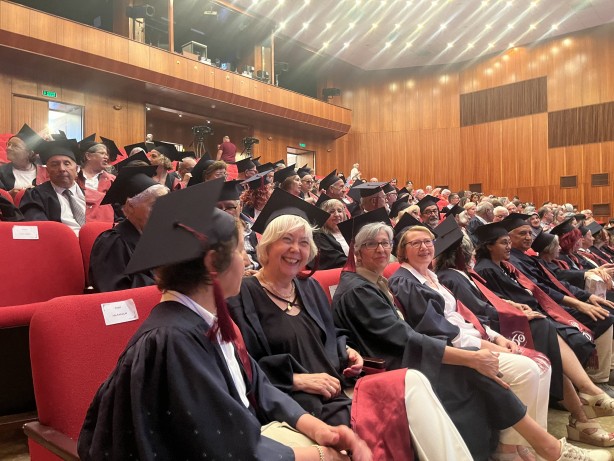 Foto - Bu işte bir terslik var! Çocuklar ebeveynlerinin mezuniyet törenine katıldı