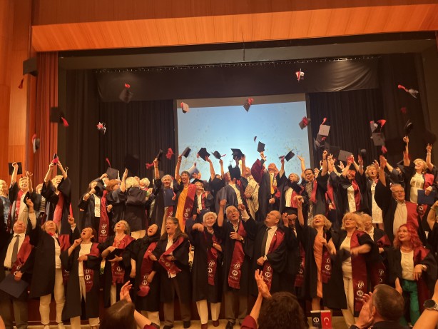 Bu işte bir terslik var! Çocuklar ebeveynlerinin mezuniyet törenine katıldı