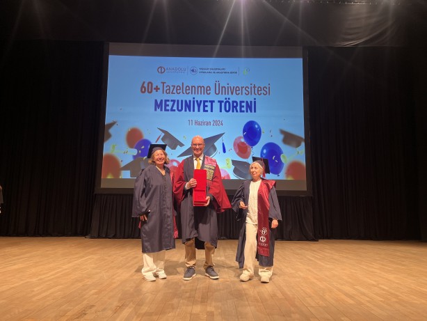 Foto - Bu işte bir terslik var! Çocuklar ebeveynlerinin mezuniyet törenine katıldı