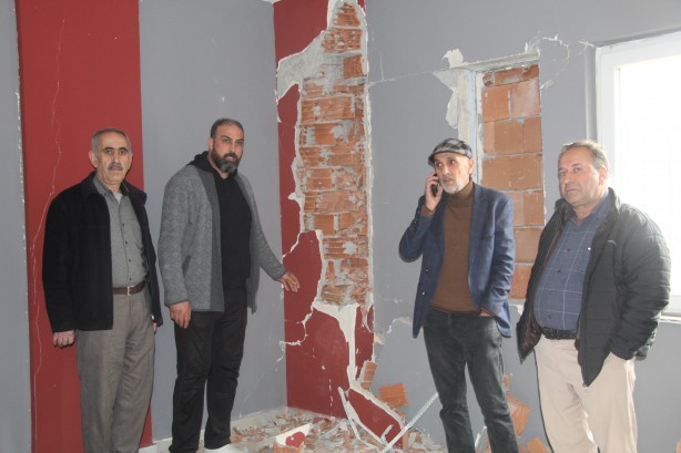 Bu kadar ahlaksızlık olmaz! Binanın kolonlarını görenler şok oldu