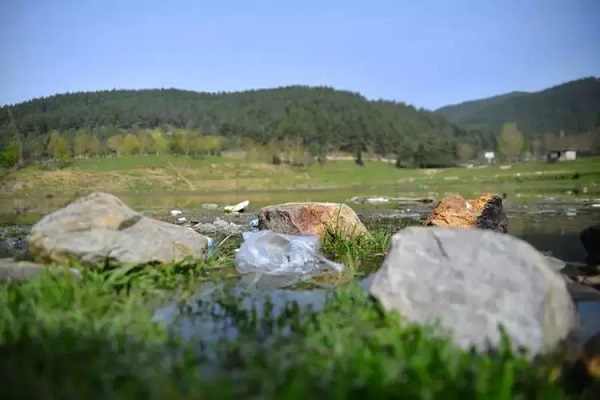 Foto - Bu kadar da olmaz! Piknikçiler barajı çöplüğe çevirdi