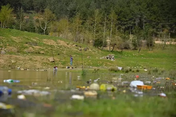 Foto - Bu kadar da olmaz! Piknikçiler barajı çöplüğe çevirdi
