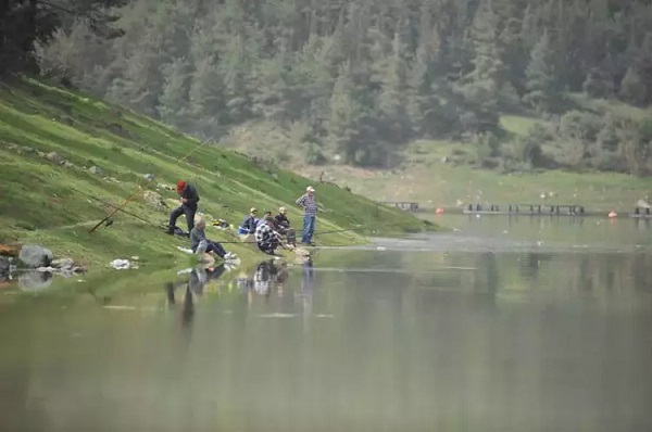 Foto - Bu kadar da olmaz! Piknikçiler barajı çöplüğe çevirdi