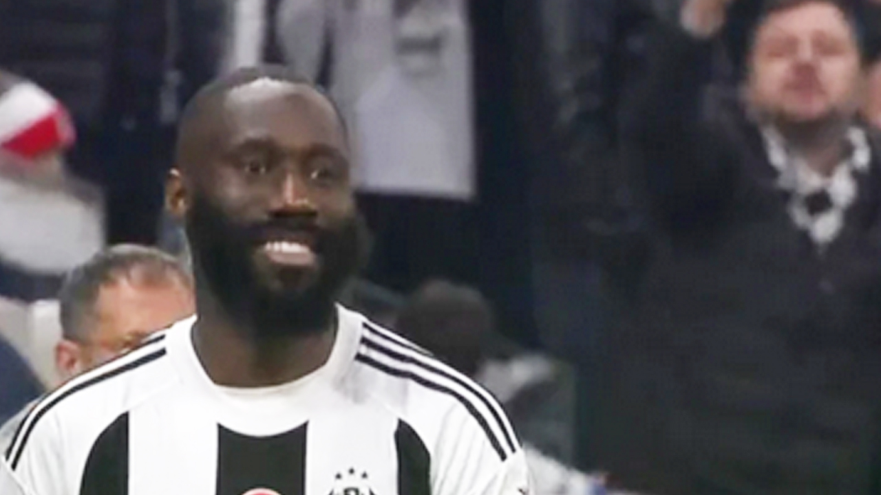 Bu kadar mı acizsiniz! Taraftara pis pis gülen bu adamı gönderemiyor musunuz yahu?