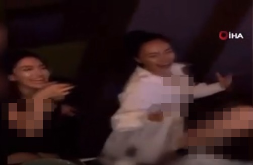 Bu kadarına da 'pes' artık! Ne maske ne sosyal mesafe! Bu insanlar çıldırmış