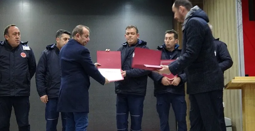 Foto - Bu kadarına da pes ya hu! Tanju Özcan ne yaptığının farkında bile değil… Otel faciasında tutuklanan personele şeref belgesi verdi