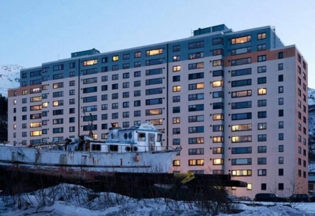 Bu kasabada herkes aynı binada yaşıyor