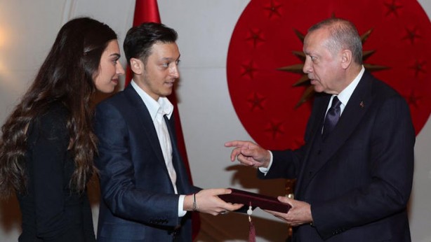 Foto - Bu kez AK Parti değil! Mesut Özil o partinin seçim çalışmalarına katılacak