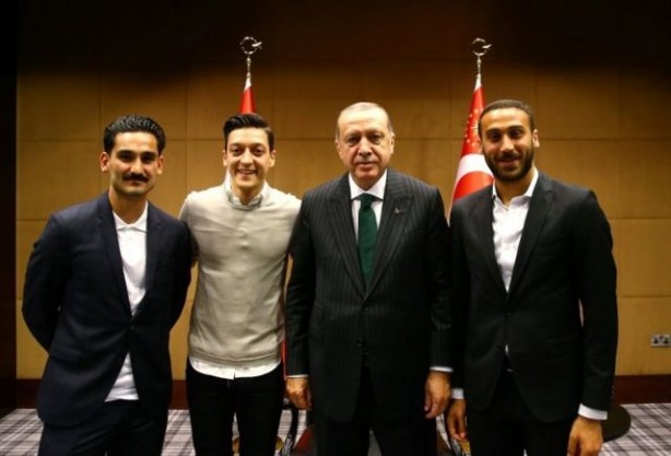Foto - Bu kez AK Parti değil! Mesut Özil o partinin seçim çalışmalarına katılacak