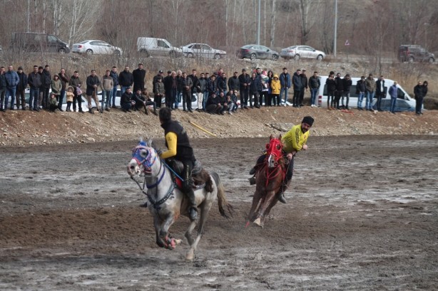 Foto - Bu kez atlar depremzede aileler ve çocuklar için dörtnala koştular