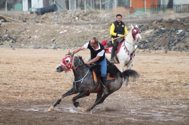 Foto - Bu kez atlar depremzede aileler ve çocuklar için dörtnala koştular