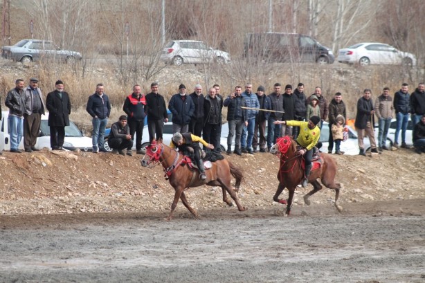 Foto - Bu kez atlar depremzede aileler ve çocuklar için dörtnala koştular