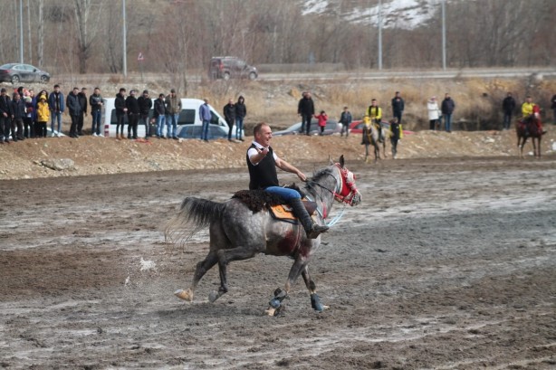 Foto - Bu kez atlar depremzede aileler ve çocuklar için dörtnala koştular