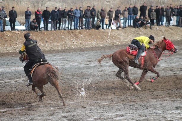 Foto - Bu kez atlar depremzede aileler ve çocuklar için dörtnala koştular