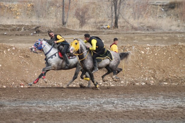 Foto - Bu kez atlar depremzede aileler ve çocuklar için dörtnala koştular