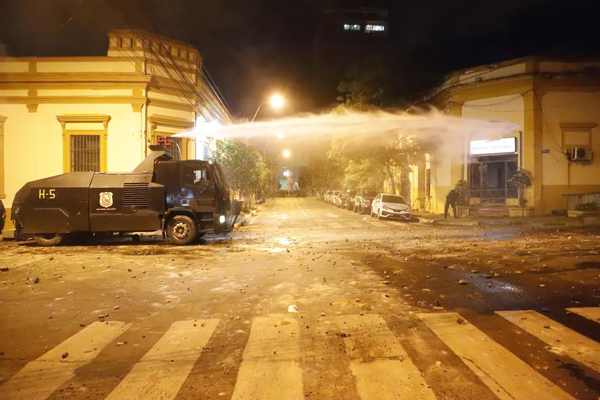 Foto - Bu kez Güney Amerika ülkesi karıştı! Sokaklar savaş alanına döndü