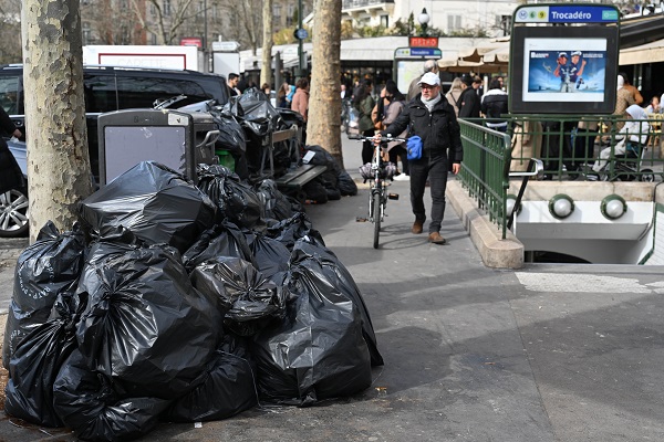 Foto - Bu kez maske takma sebepleri başka! Paris’te bu tablo normalleşti