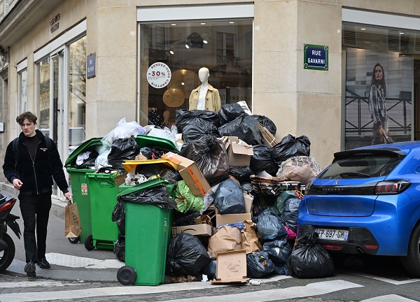 Foto - Bu kez maske takma sebepleri başka! Paris’te bu tablo normalleşti
