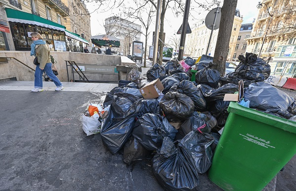 Foto - Bu kez maske takma sebepleri başka! Paris’te bu tablo normalleşti