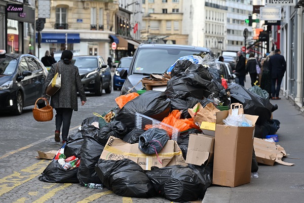 Foto - Bu kez maske takma sebepleri başka! Paris’te bu tablo normalleşti