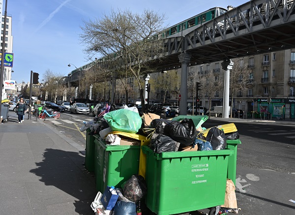Foto - Bu kez maske takma sebepleri başka! Paris’te bu tablo normalleşti