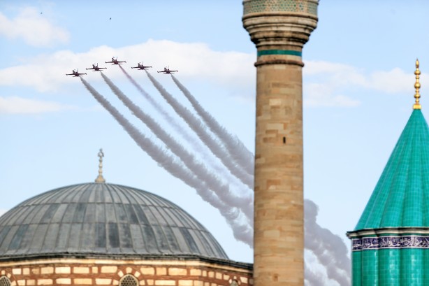 Bu kez 'Mevlana' için uçtular! SOLOTÜRK ve Türk Yıldızları'ndan nefes kesen gösteri