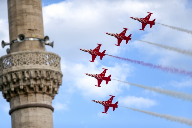 Foto - Bu kez 'Mevlana' için uçtular! SOLOTÜRK ve Türk Yıldızları'ndan nefes kesen gösteri