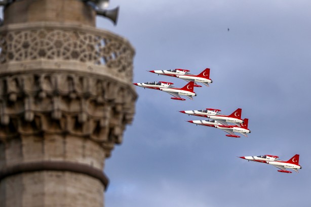 Foto - Bu kez 'Mevlana' için uçtular! SOLOTÜRK ve Türk Yıldızları'ndan nefes kesen gösteri