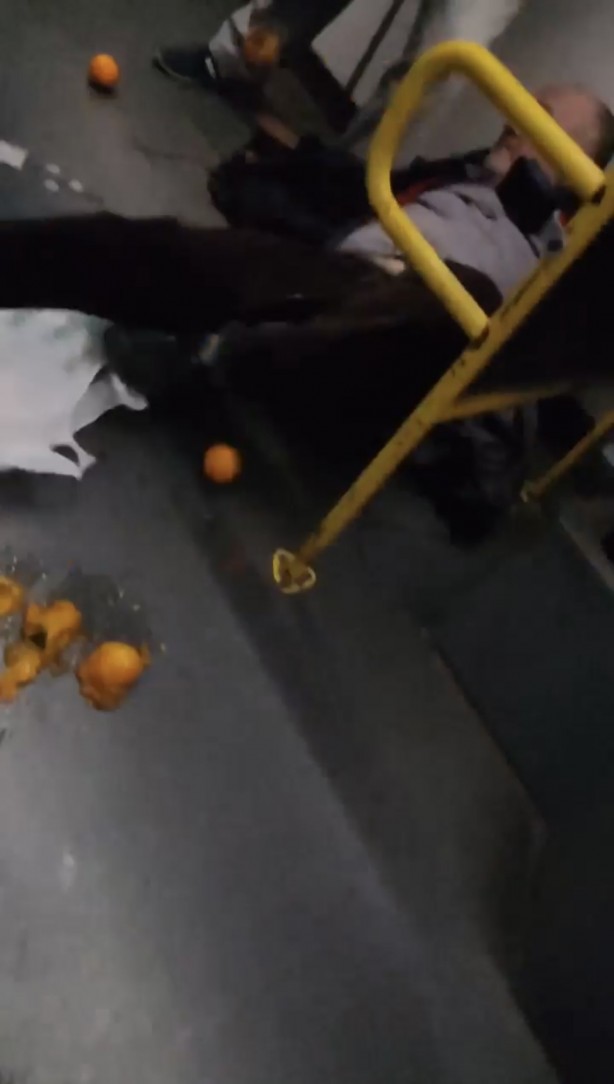 Bu kez yaşlılar birbirine girdi! Otobüste yumruk yumruğa kavga ettiler