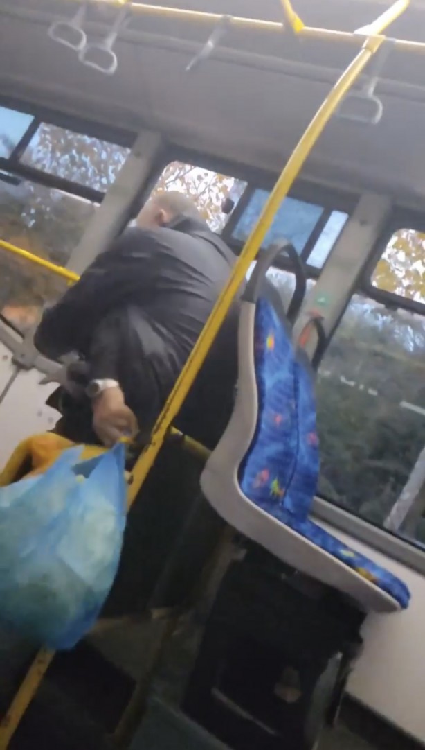 Foto - Bu kez yaşlılar birbirine girdi! Otobüste yumruk yumruğa kavga ettiler