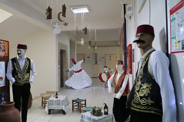 Foto - Bu koridor zaman makinesi görevinde! Liseliler Ramazan ruhunu böyle yaşatıyor 