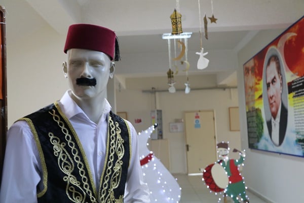 Foto - Bu koridor zaman makinesi görevinde! Liseliler Ramazan ruhunu böyle yaşatıyor 
