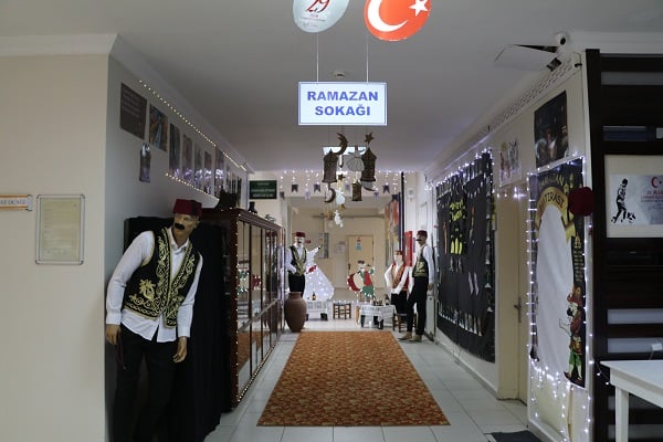 Bu koridor zaman makinesi görevinde! Liseliler Ramazan ruhunu böyle yaşatıyor 