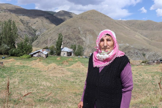 Bu köy artık Fikriye Nine’den soruluyor! 72 yaşında muhtar oldu