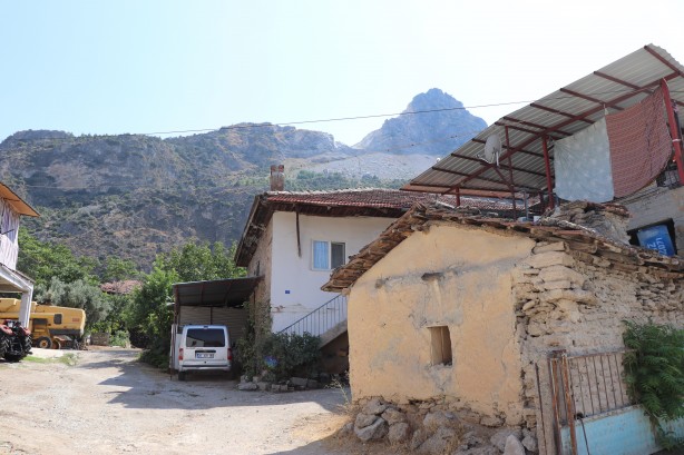 Foto - Bu köye taş yağıyor! Herkes çok tedirgin