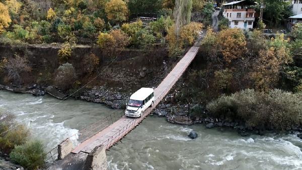 Foto - Bu köyün tek girişi kapılı asma köprü