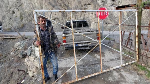 Foto - Bu köyün tek girişi kapılı asma köprü