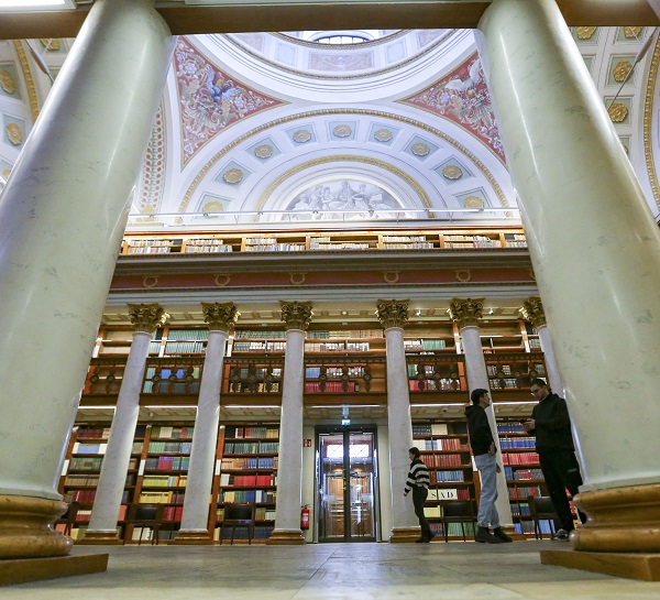 Foto - Bu kütüphane görkemli mimarisiyle dikkat çekiyor