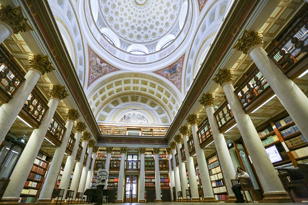 Bu kütüphane görkemli mimarisiyle dikkat çekiyor