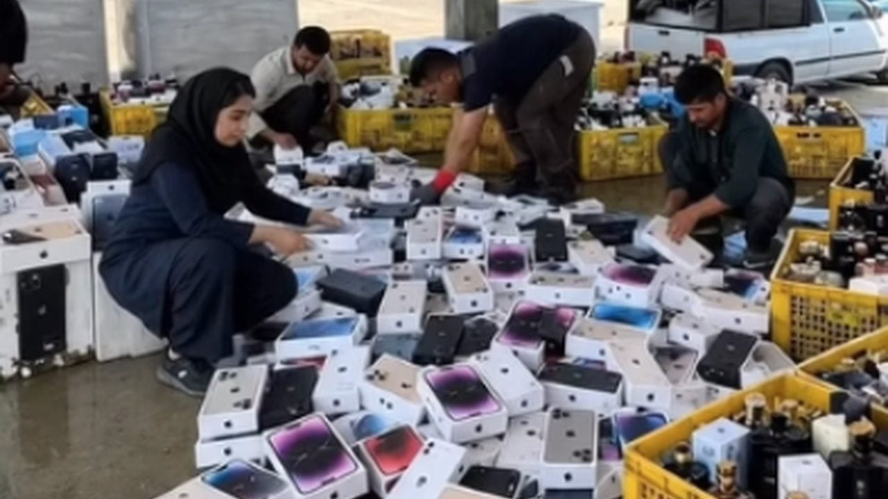 Foto - Bu manzara ağızları açık bıraktı! Denizde balık yerine iPhone avına çıktılar