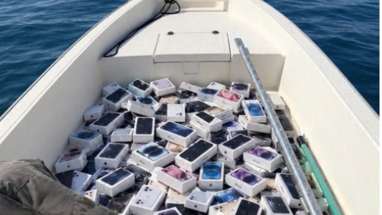 Foto - Bu manzara ağızları açık bıraktı! Denizde balık yerine iPhone avına çıktılar