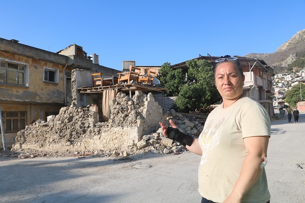 Foto - Bu manzara herkesi şaşırtıyor! Enkazın ortasındaki koltuk takımının sırrı ne?